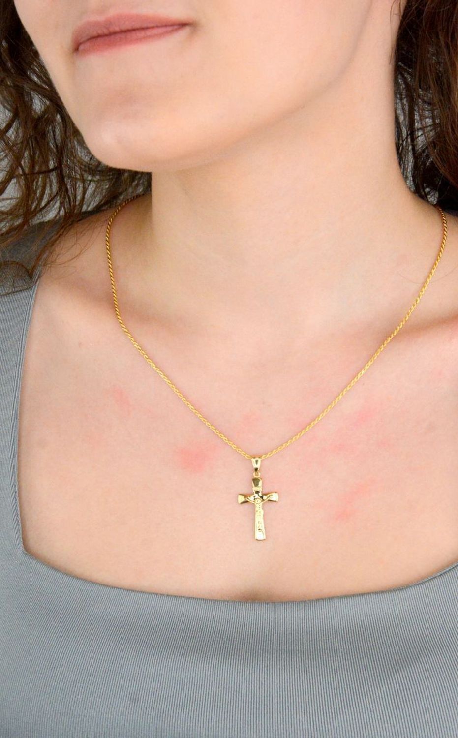 Zawieszka złota krzyż próba 375, ZA 3031A 375 Złoty wisiorek krzyżyk, wykonany z żółtego złota. Biżuteria sakralna. Wisiorek wykonany z największą starannością i dbałością o 1.jpg